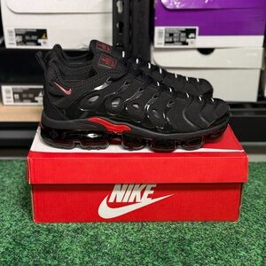 Nike Men's Black and Red Athletic Shoes